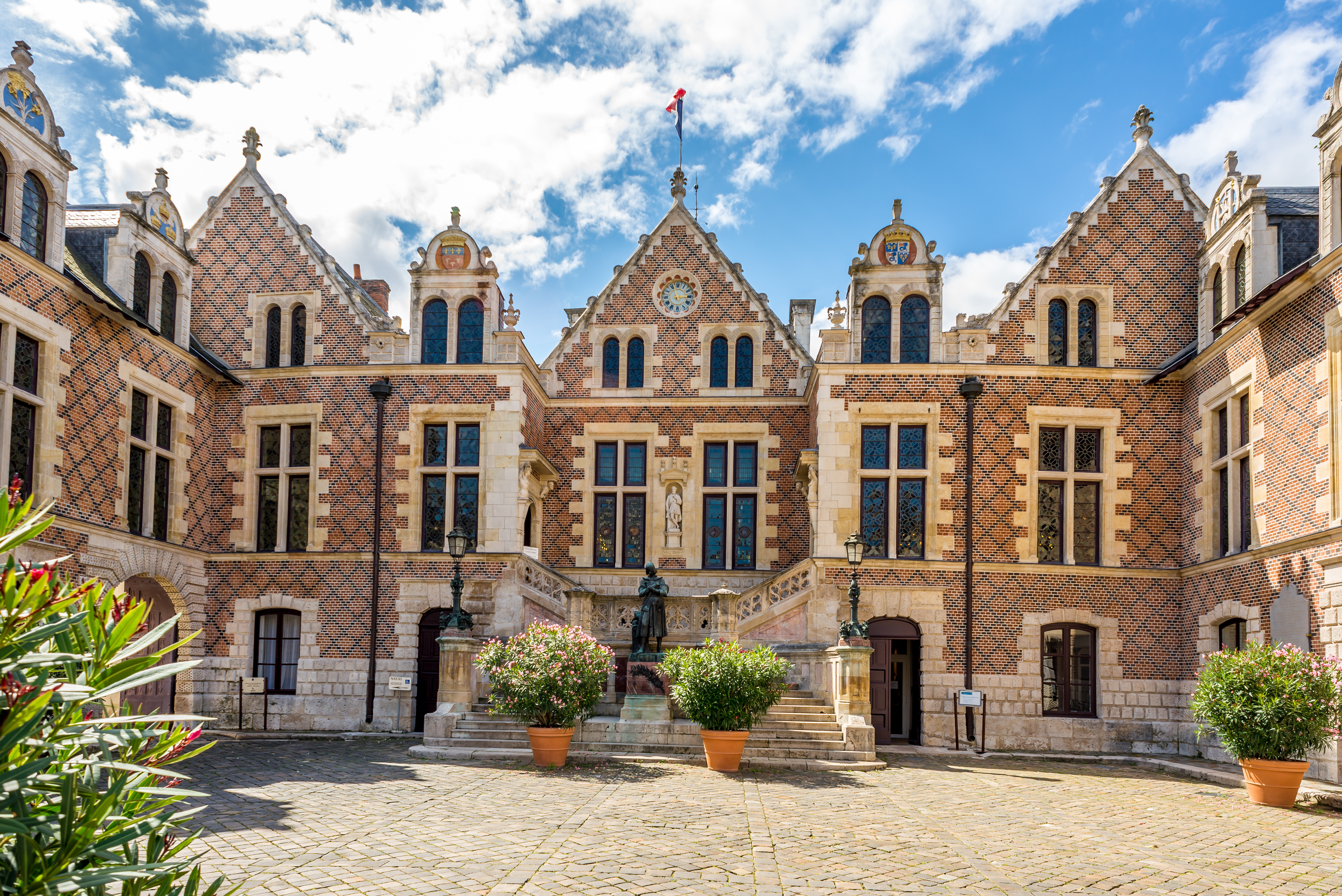 H&ocirc;tel Groslot &agrave; Orl&eacute;ans, Pompes Fun&egrave;bres Angelis